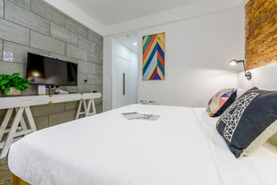 三亚现代简约风温馨卧室空间