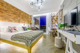 三亚现代简约风温馨卧室一角