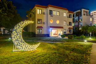 三亚夜晚草坪上的月牙形灯光装置