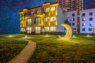 三亚夜晚小区景观中的月亮雕塑