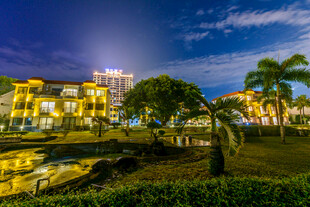 三亚夜幕下的璀璨园林景观