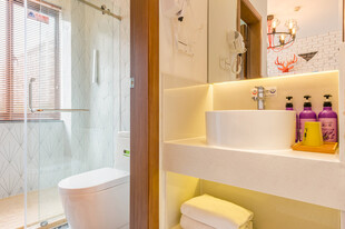 三亚现代简约风浴室一角