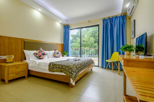 三亚温馨舒适的现代卧室空间