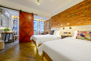 三亚温馨双床民宿室内场景