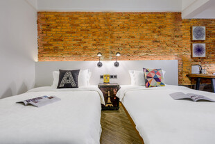 三亚简约双床卧室温馨场景