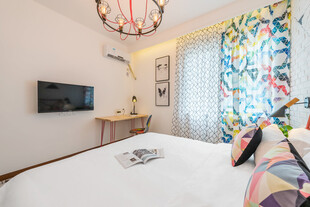 三亚现代简约风温馨卧室一角