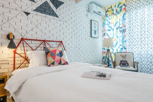 三亚时尚简约风卧室一角