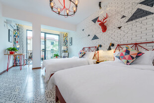 三亚时尚个性的双床卧室空间