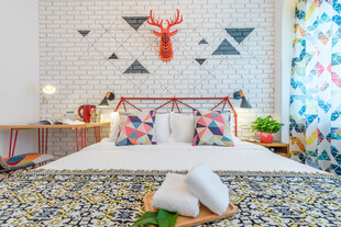 三亚北欧风温馨卧室装饰一角