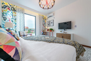 三亚现代简约风温馨卧室一角