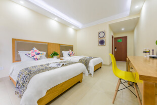 三亚温馨双床酒店客房场景