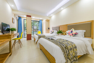 三亚温馨舒适的酒店客房空间