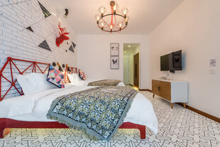 三亚现代简约风温馨卧室一角