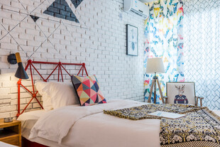 三亚现代简约风温馨卧室一角