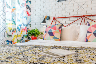 三亚多彩几何风卧室温馨一角