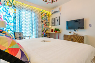 三亚多彩时尚卧室温馨空间