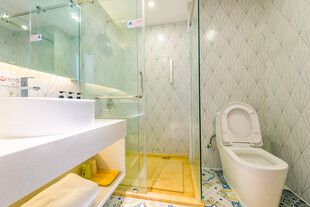 三亚现代简约风卫生间一角