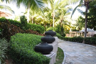 三亚园林小径旁的特色摆件