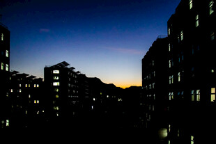 三亚夜幕下的城市建筑剪影