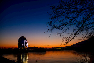 三亚湖畔月夜下的独特建筑