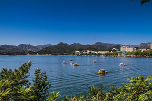 湖畔风光小船点缀山水间