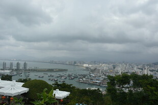 三亚海滨城市多云景观