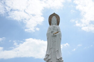 三亚蓝天白云下的观音雕像