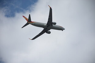 三亚空中翱翔的民航客机