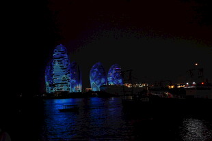 三亚夜晚河畔梦幻灯光投影秀