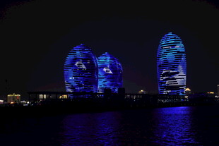 三亚夜晚绚丽灯光下的摩天大楼