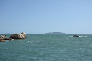 三亚海边礁石与远处海岛风光