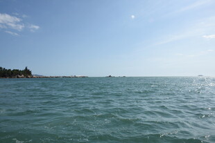 三亚碧海蓝天的辽阔海景