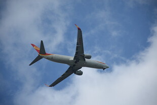 三亚翱翔蓝天的民航客机