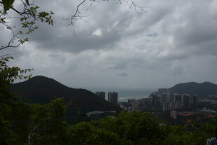 三亚山间云雾下的城市远景
