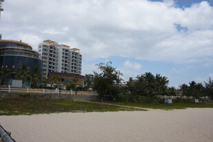 三亚海滨城市沙滩与高楼景观