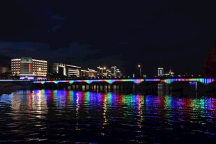 三亚城市夜景下的绚丽灯光倒影