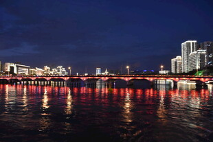 三亚城市夜景下的绚丽水面倒影