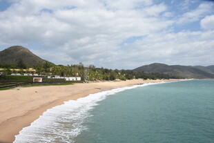 三亚美丽海滨沙滩风景