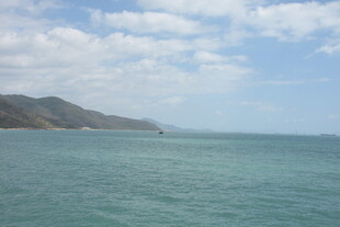 三亚碧海蓝天远山的美丽海景