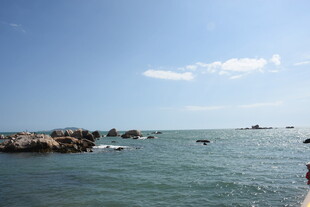 三亚海边风景 碧海蓝天礁石