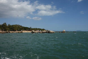 三亚碧海蓝天中的美丽海岸