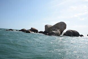 三亚海上礁石 阳光映照美景