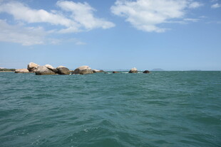 三亚碧海蓝天中的海上礁石