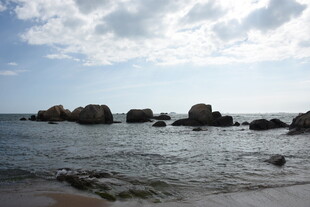 三亚海边礁石与蓝天白云美景