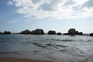 三亚海边礁石与海浪的景致