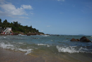 三亚海边景致 小屋与浪涛依偎