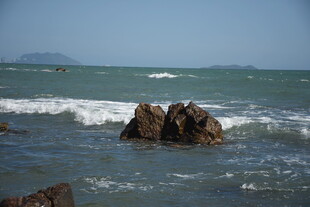 三亚海边礁石 海浪拍岸景象