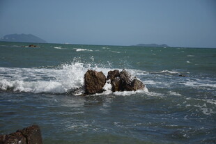 三亚海浪拍击礁石的壮阔景象