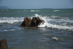 三亚海浪拍击礁石的壮阔景象