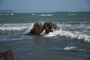 三亚海浪拍击礁石的壮阔景象